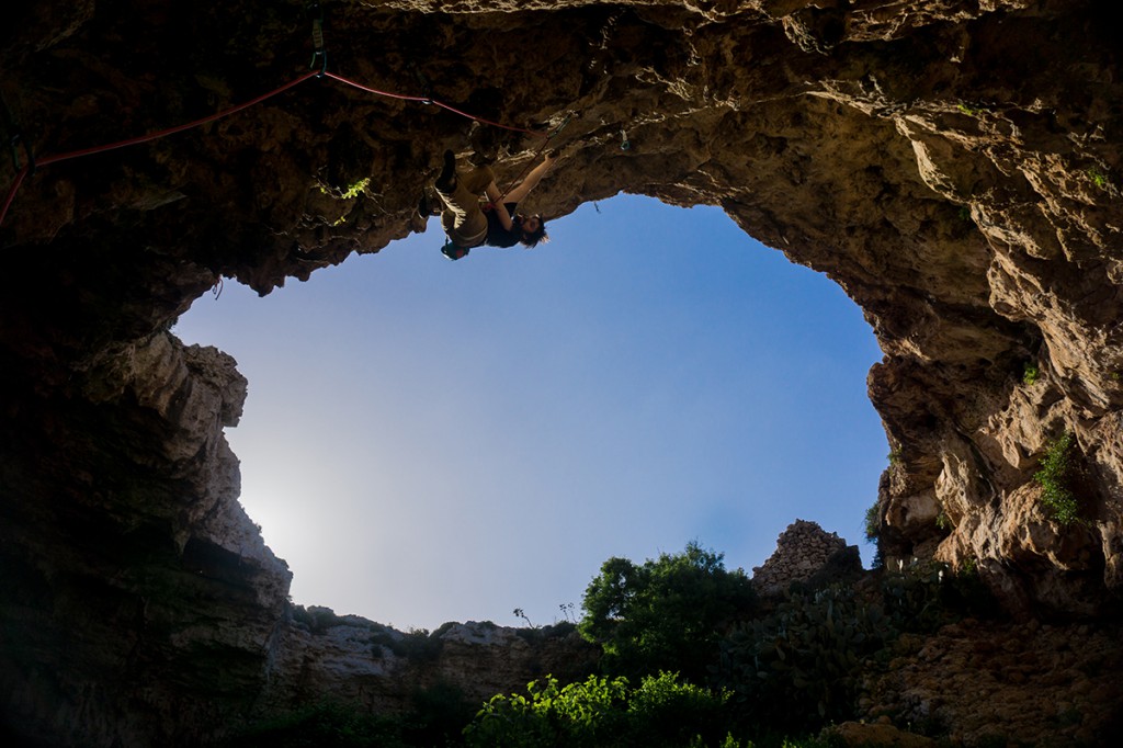 Flo Hellberg in der beeindruckenden Grotte von Il-Qammiegh / Mellieha Cave