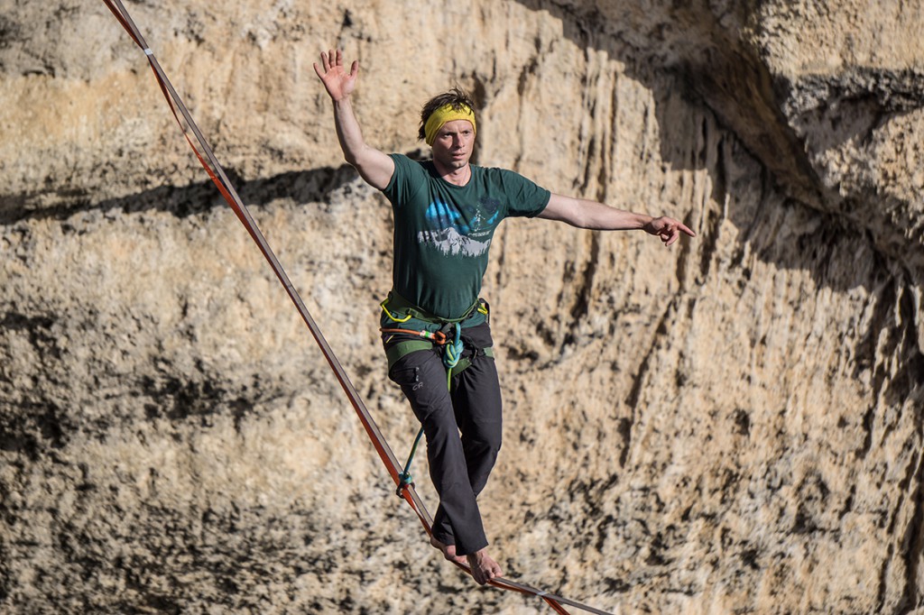 Thomas Buckingham von der International Slackline Association auf einer beeindruckenden Highline 