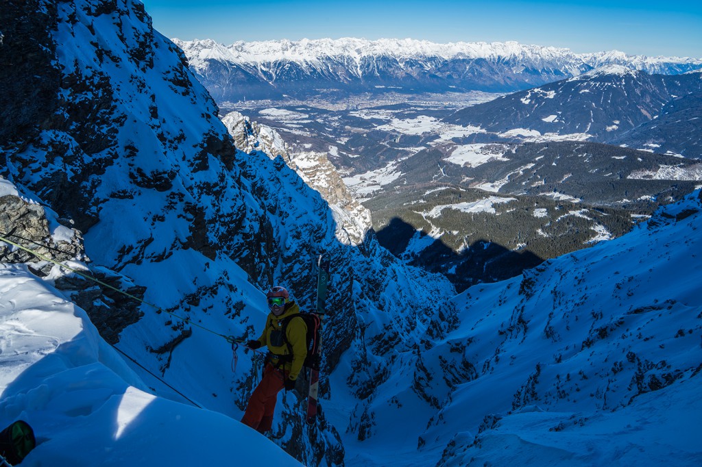 jetzt gehts runter in die Rinne - Innsbruck im Hintergrund